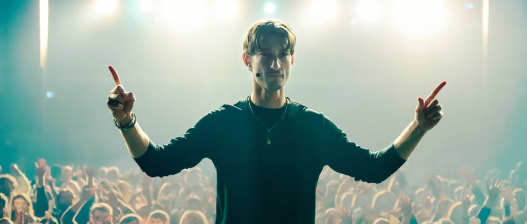 Pierre Niney dos au public