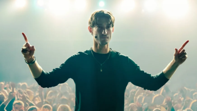 Pierre Niney dos au public